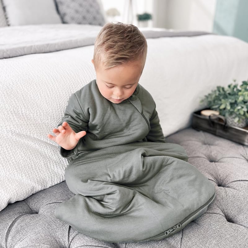 Gunamuna sleep sack sage zipper-open, enables quick changes while keeping baby warm.