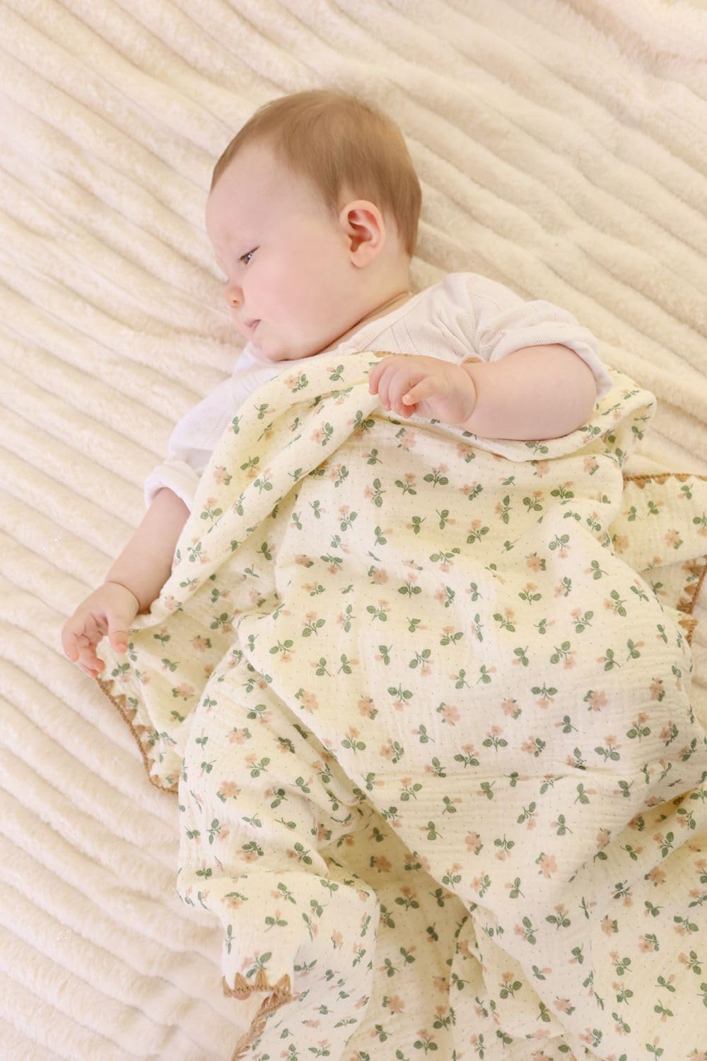 Gunnaicat 3D dotted design close-up, soothing texture for baby security.