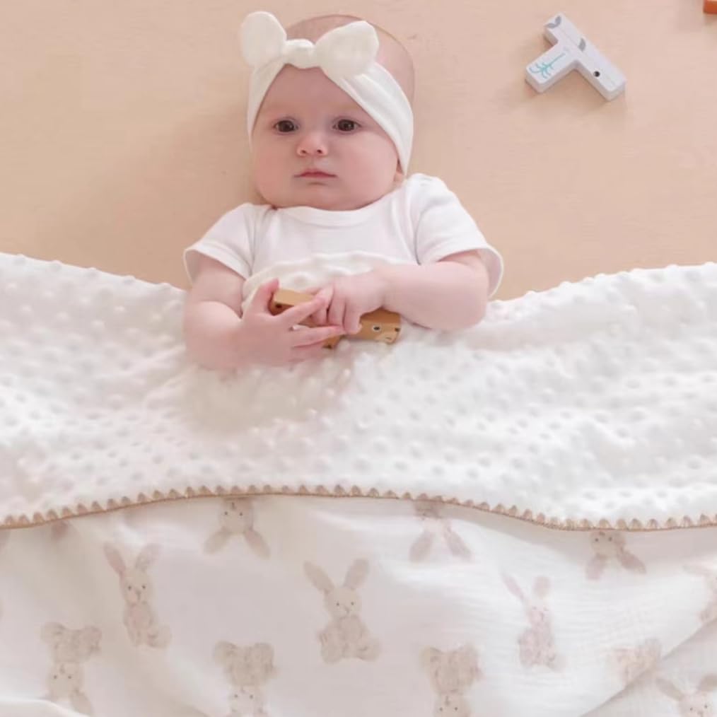 Gunnaicat muslin side close-up highlights breathable fabric and gentle texture.