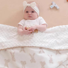 Gunnaicat muslin side close-up highlights breathable fabric and gentle texture.