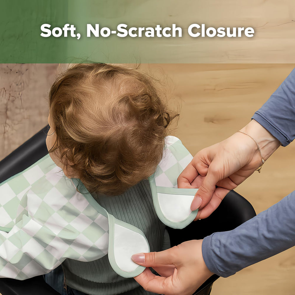 Elastic cuffs on Haakaa bib help contain messes during play.