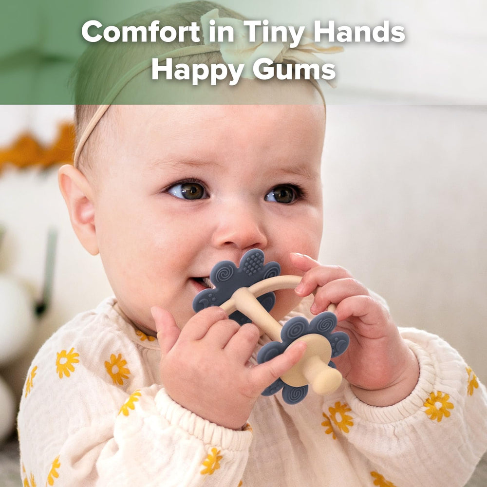 Haakaa teether with 360° bristles delivers complete gum massage.