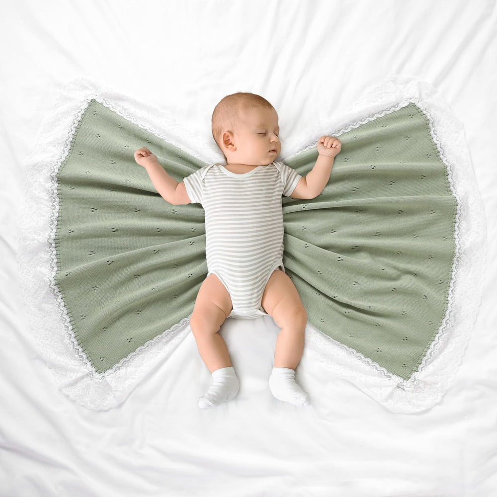 Gender-neutral Hadetoto blanket offering versatile, skin-friendly use for babies.