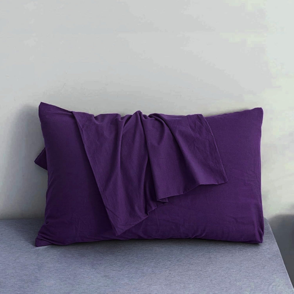 Hadi Bedding pillowcase with zipper closure keeps pillow secure.