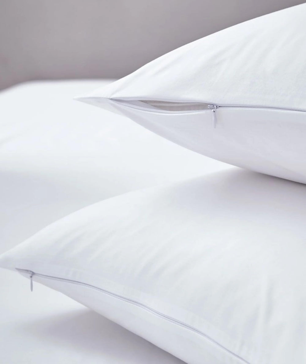 Hadi Bedding zipper closure keeps pillow secure during trips.