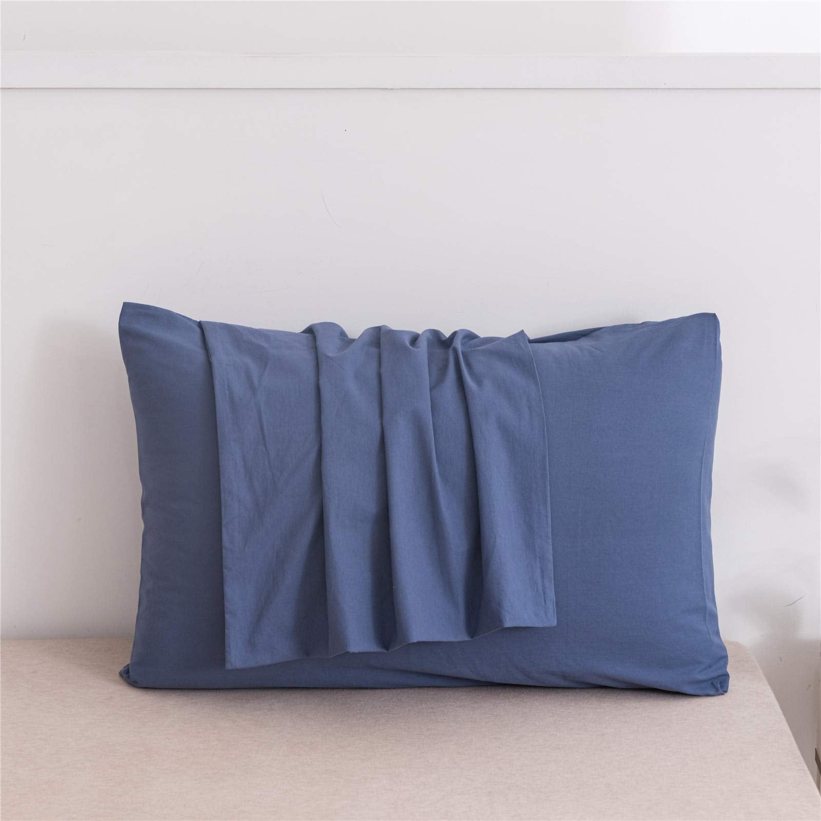 Hadi Bedding two-piece pillowcase set with zipper keeps pillows secure.