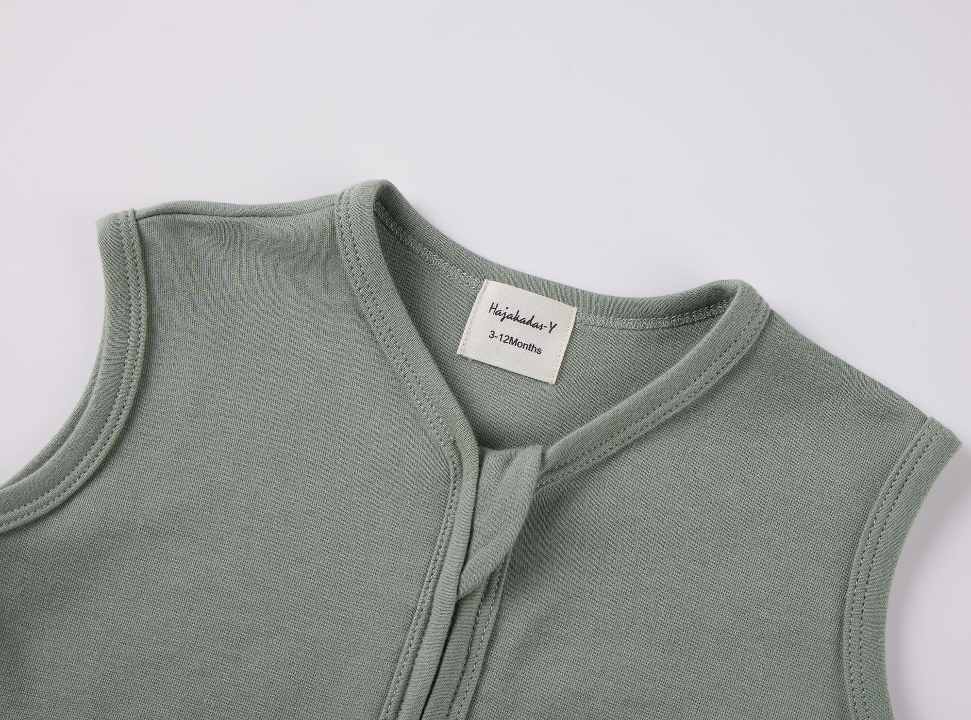 HAJAKADAS-Y sleep sack 2-way zipper detail: easy diaper changes and skin safety.