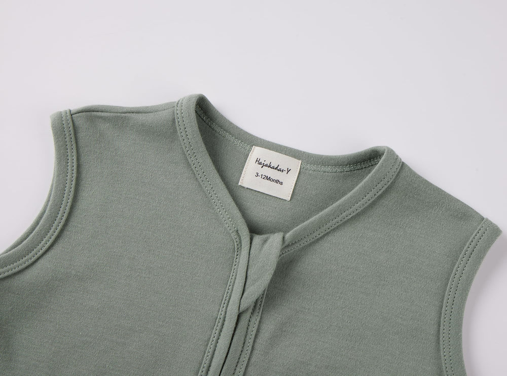 HAJAKADAS-Y sleep sack 2-way zipper detail: easy diaper changes and skin safety.