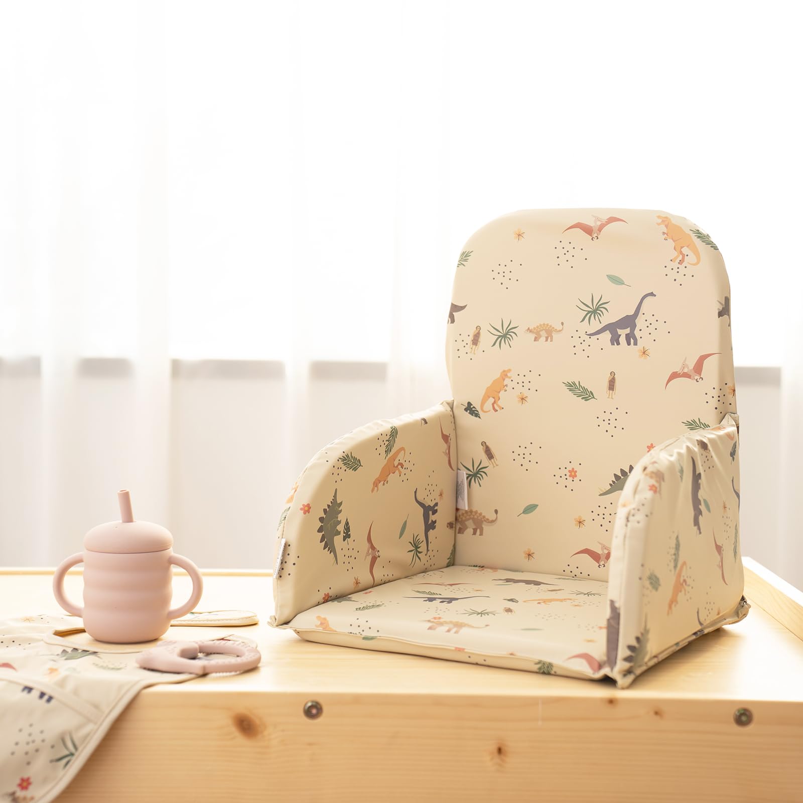 HALAA VAUVA beige-pink background with dinosaur and unicorn print brightens mealtime
