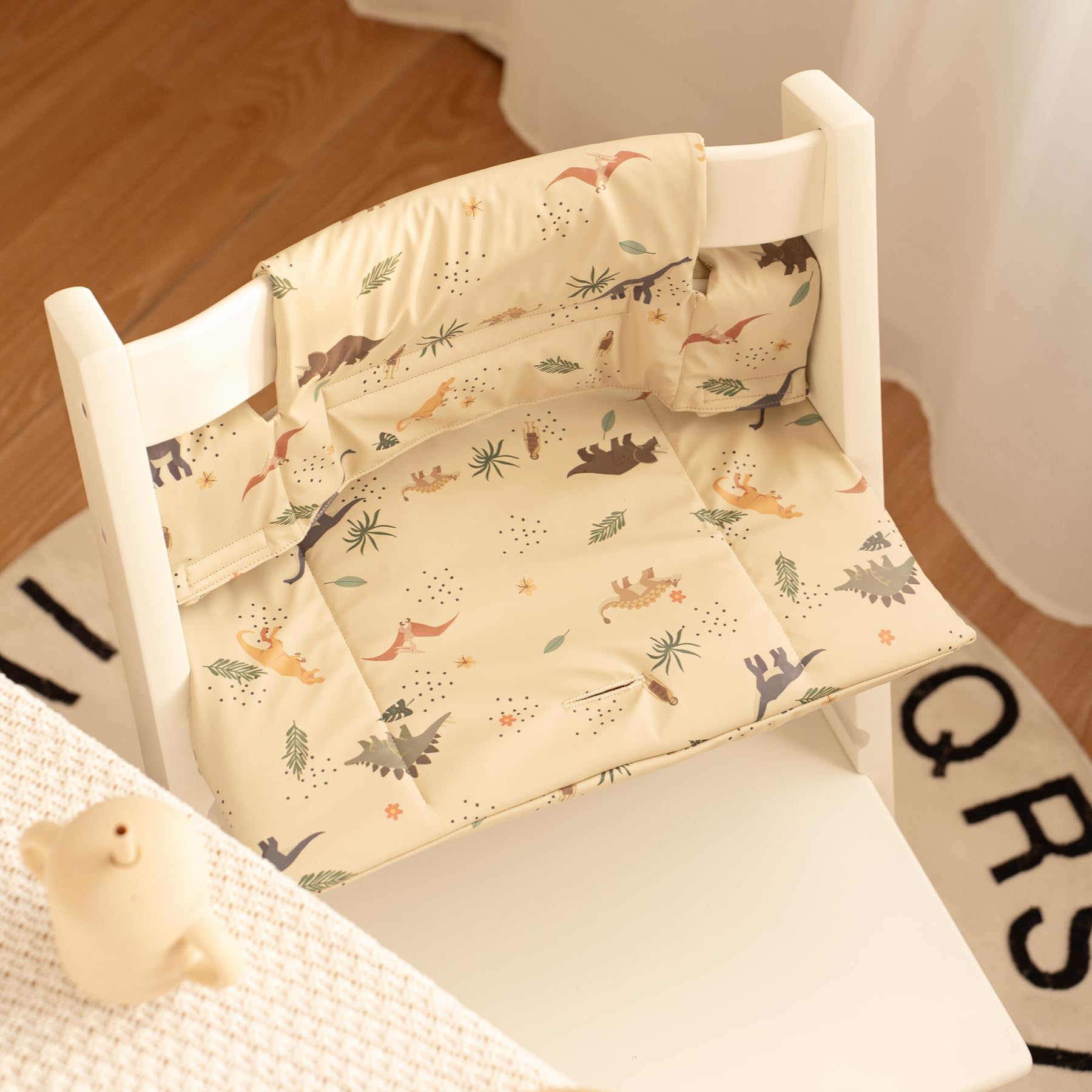 HALAA VAUVA colorful animal motifs brighten mealtime while protecting the chair.