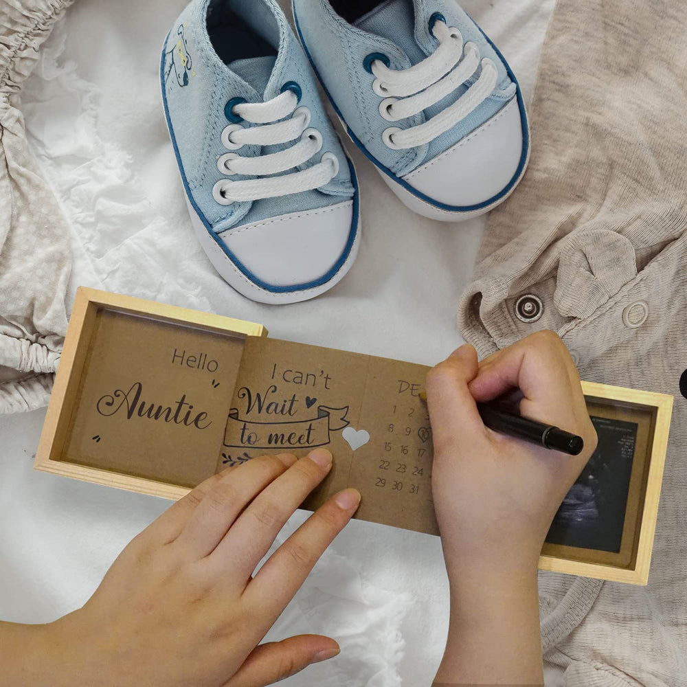 HAMUIERS Hello Auntie engraving on keepsake box for a sentimental gift idea.