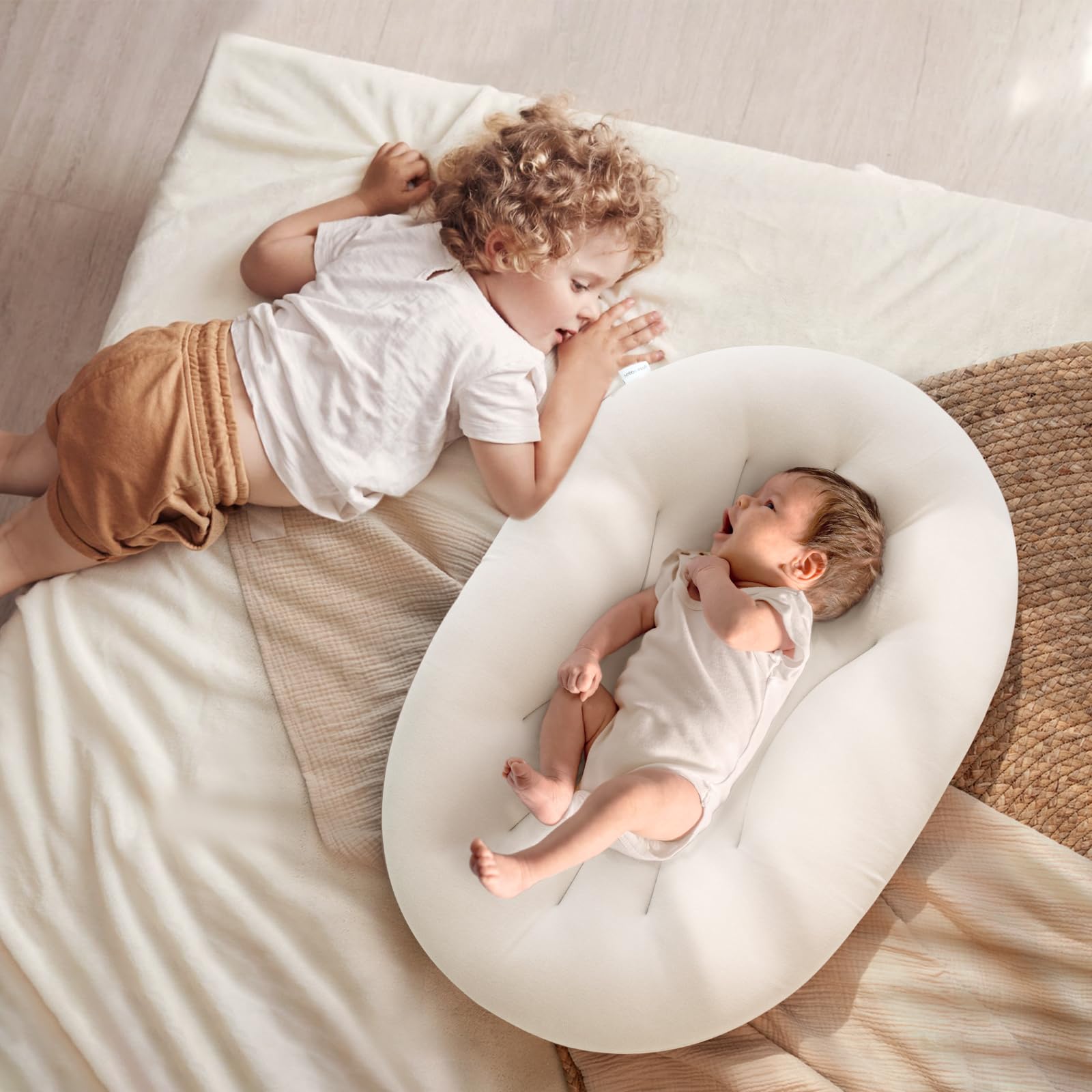Happle Sunny ergonomic-support lounger supports baby's growing posture during play.