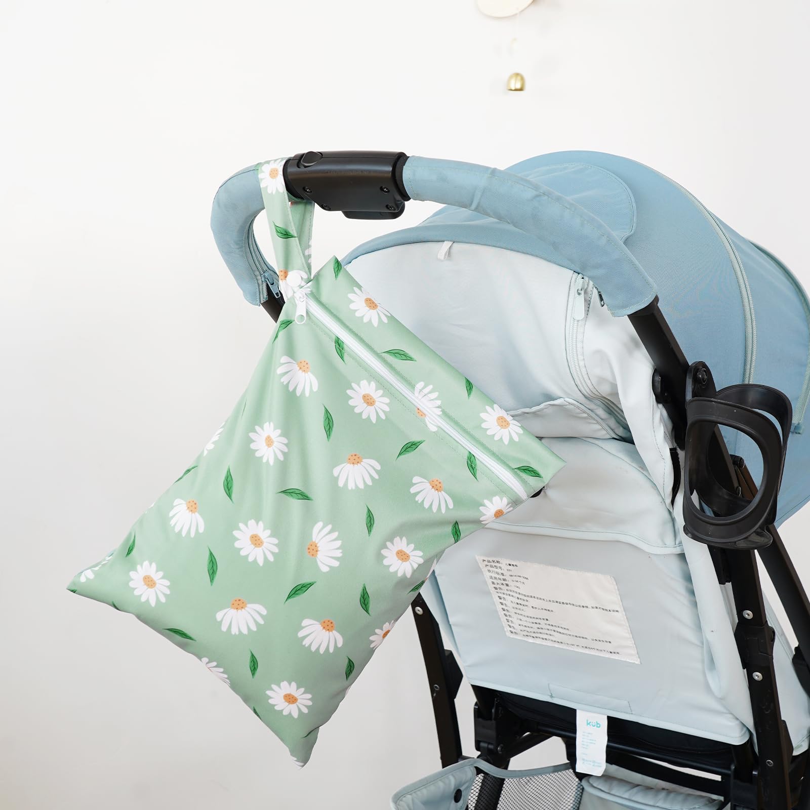 Happy Flute Daisy pattern wet bag keeps items organized and dry.