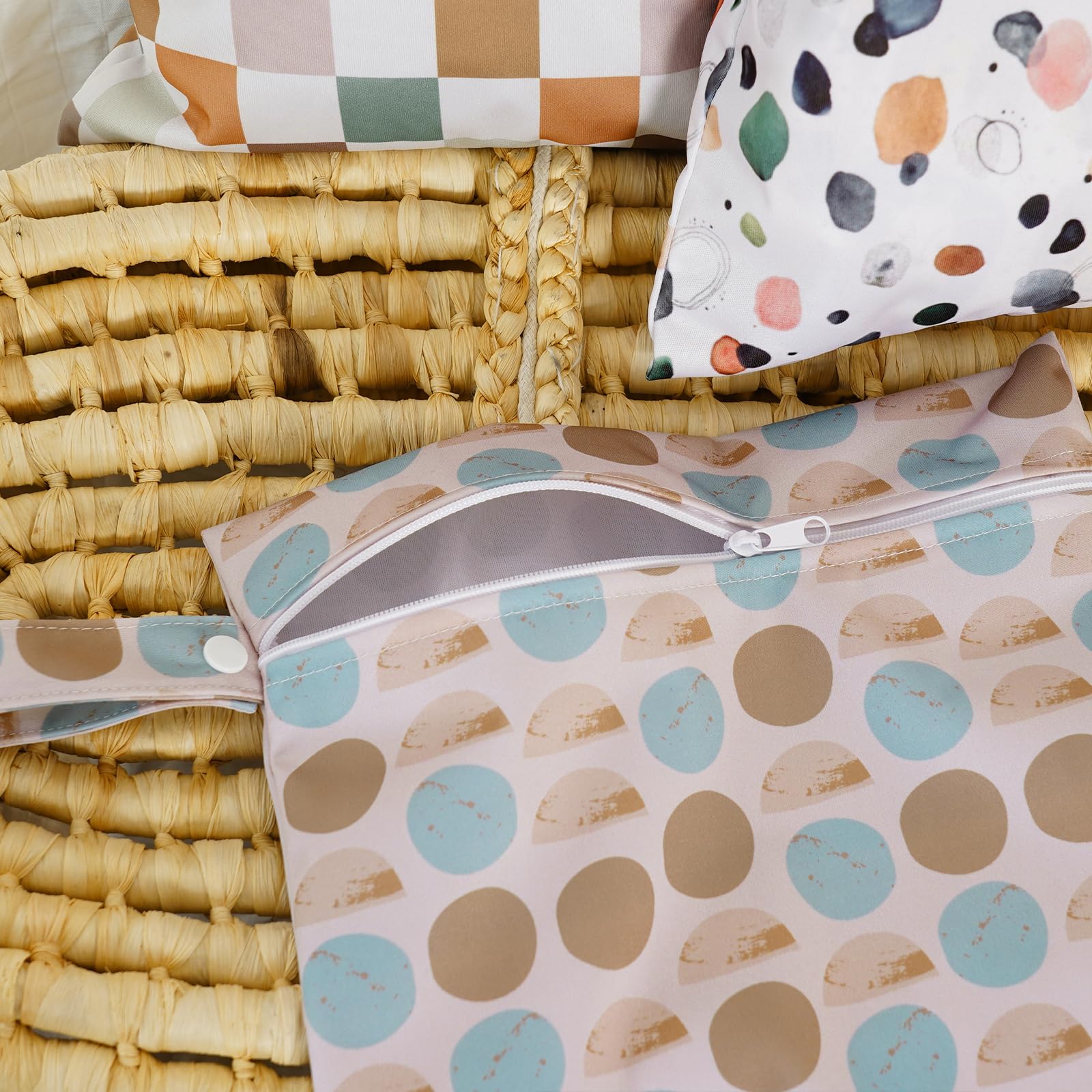 Happy Flute dirty clothes bag keeps laundry separate, lattice design travels light.