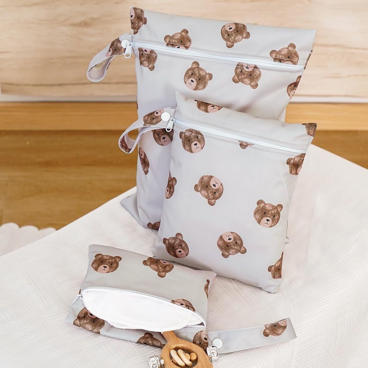 Happy Flute HF01 stroller-hanging strap demonstrates convenient travel companion.
