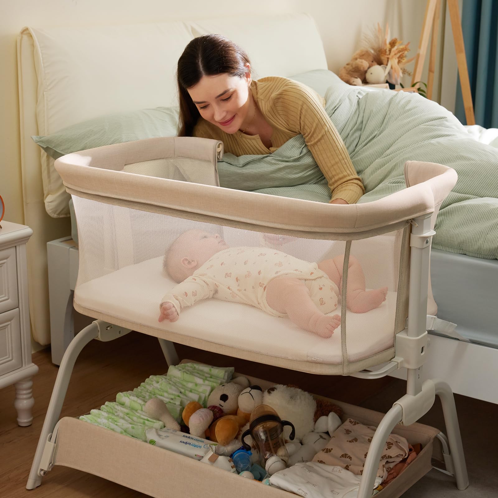 HARPPA Cuddly Bassinet mesh side view promotes safe airflow and easy monitoring.