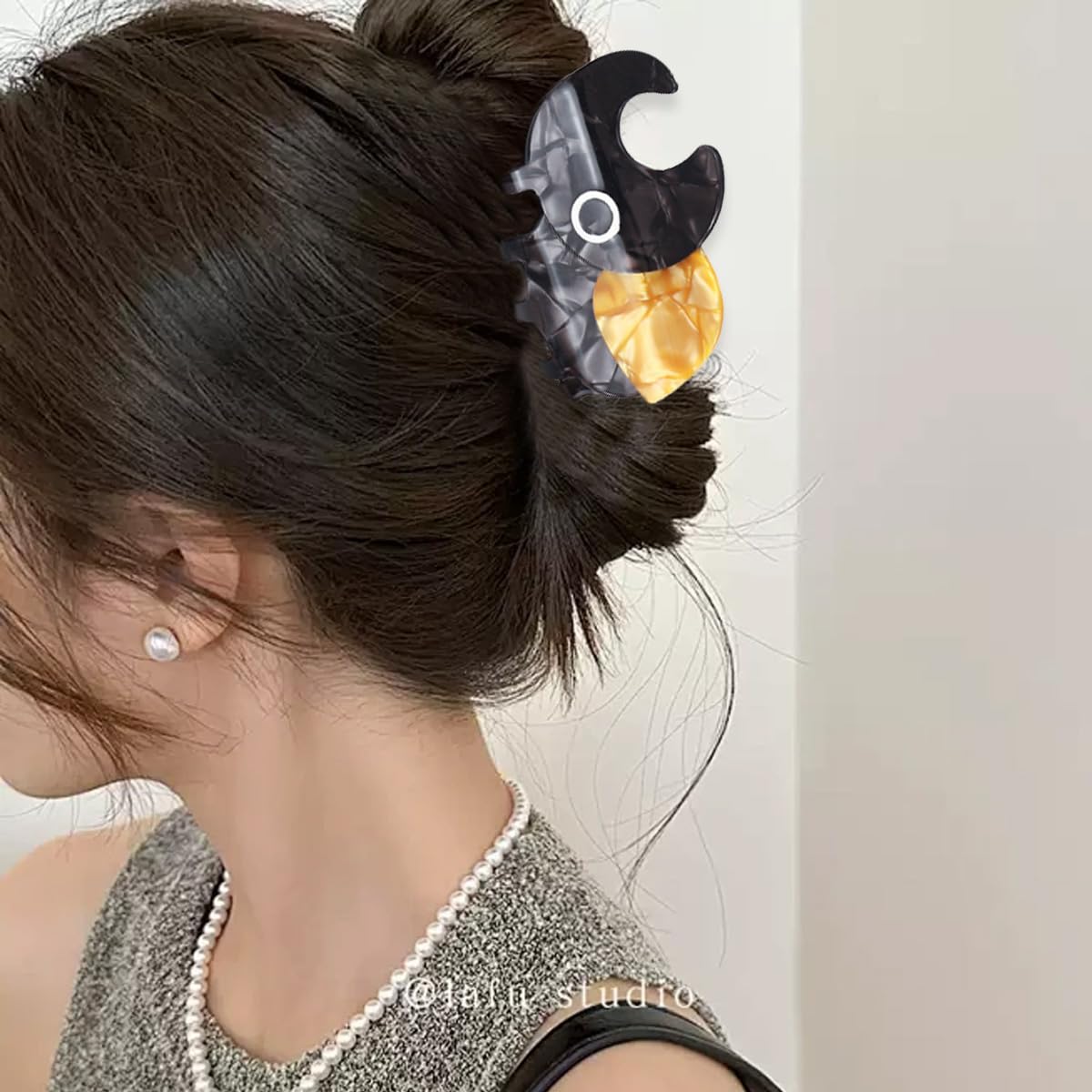 Heogacinlia rhinoceros hairpin demonstrates half-up styling in daily wear