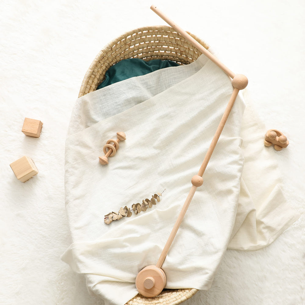 HI BABY MONMENT 30-inch height adjusts to fit different cribs and layouts.