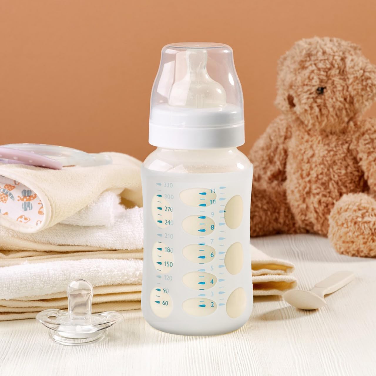 Hohopeti silicone cover for milk bottles prevents slips during feeding