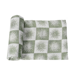 Hollyoo muslin swaddle blanket with checkered design, breathable comfort for baby