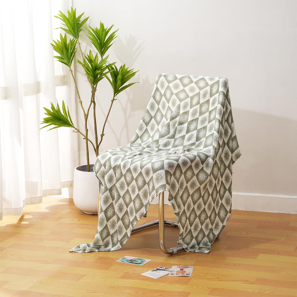 Hollyoo soft-touch muslin swaddle blanket ideal for sensitive baby skin