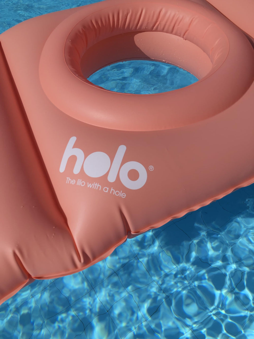 HOLO pillow ready for water and land use, ideal for relaxation.