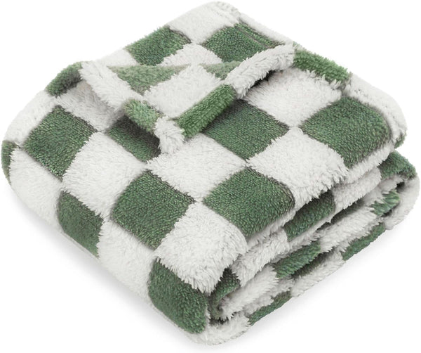 HOMRITAR 3D checkerboard-pattern baby blanket adds texture and nursery style.