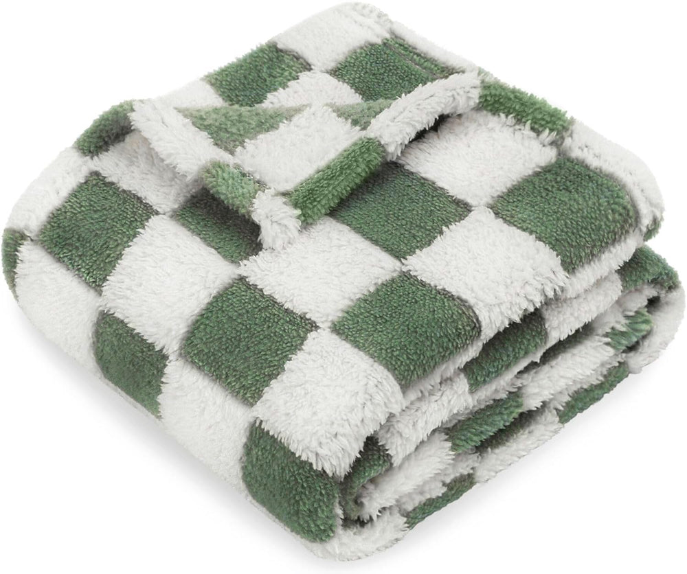 HOMRITAR 3D checkerboard-pattern baby blanket adds texture and nursery style.