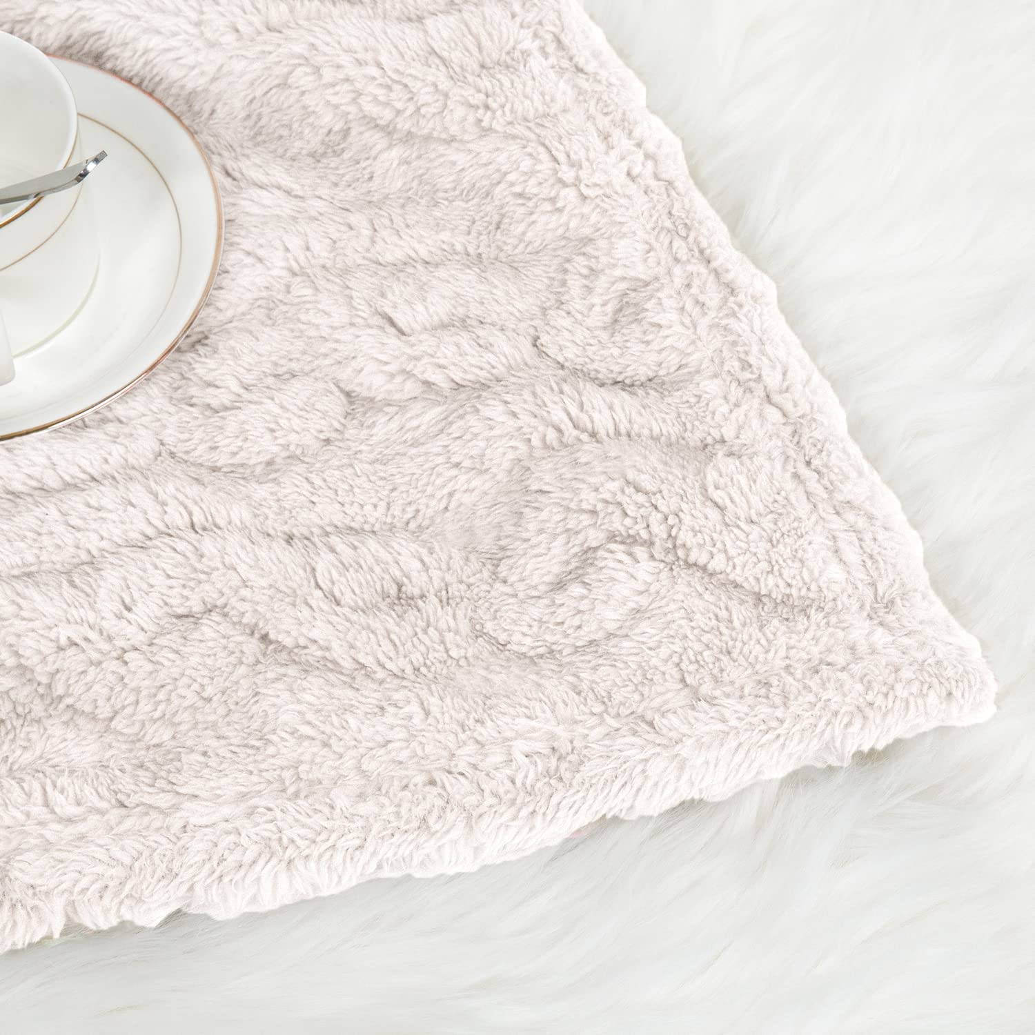 HOMRITAR ultra-soft microfiber blanket delivers lightweight warmth year-round