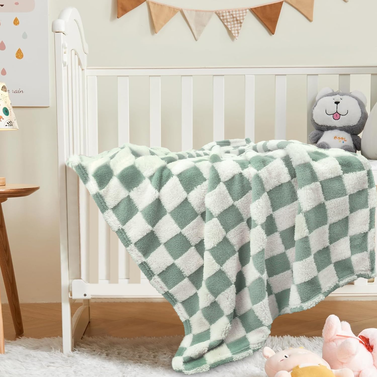 HOMRITAR blanket demonstrates versatile use as swaddle, nursing cover, or play mat.