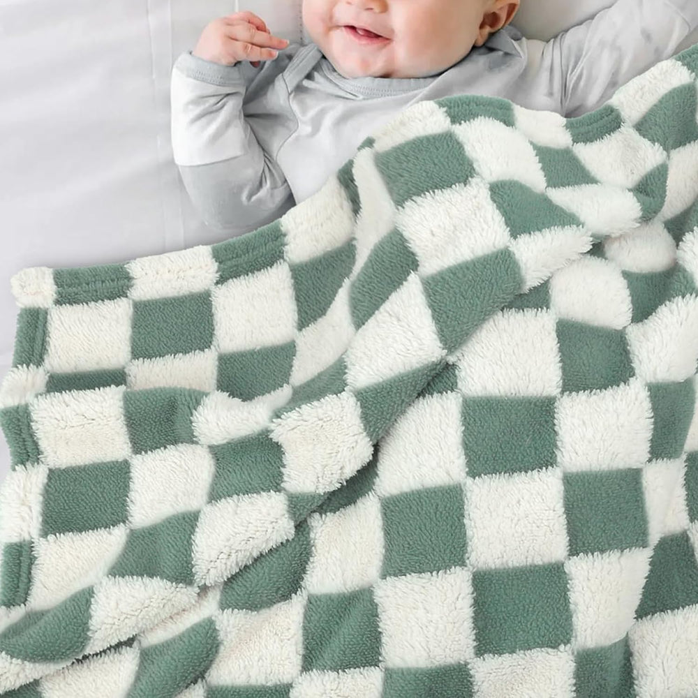 HOMRITAR blanket shows soft fleece texture for year-round comfort.