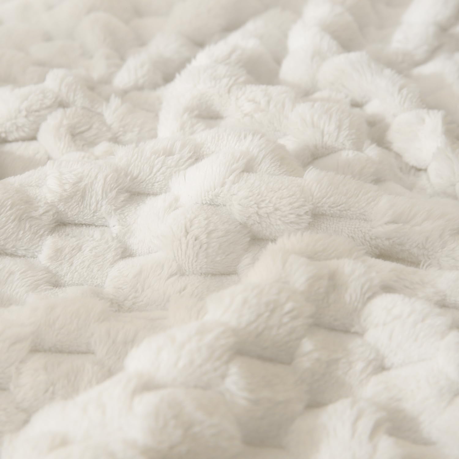 HOMRITAR fuzzy throw is versatile as a car seat cover or nursery accessory.