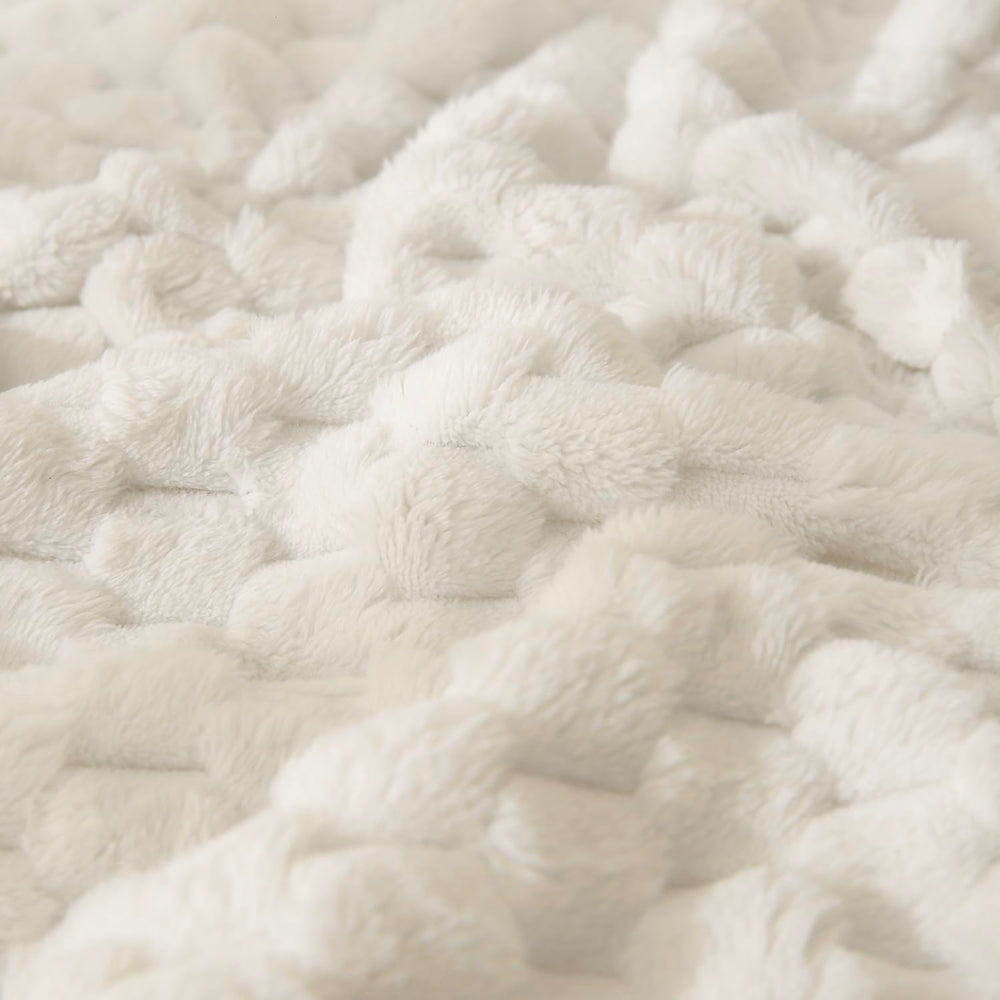 HOMRITAR fuzzy throw is versatile as a car seat cover or nursery accessory.