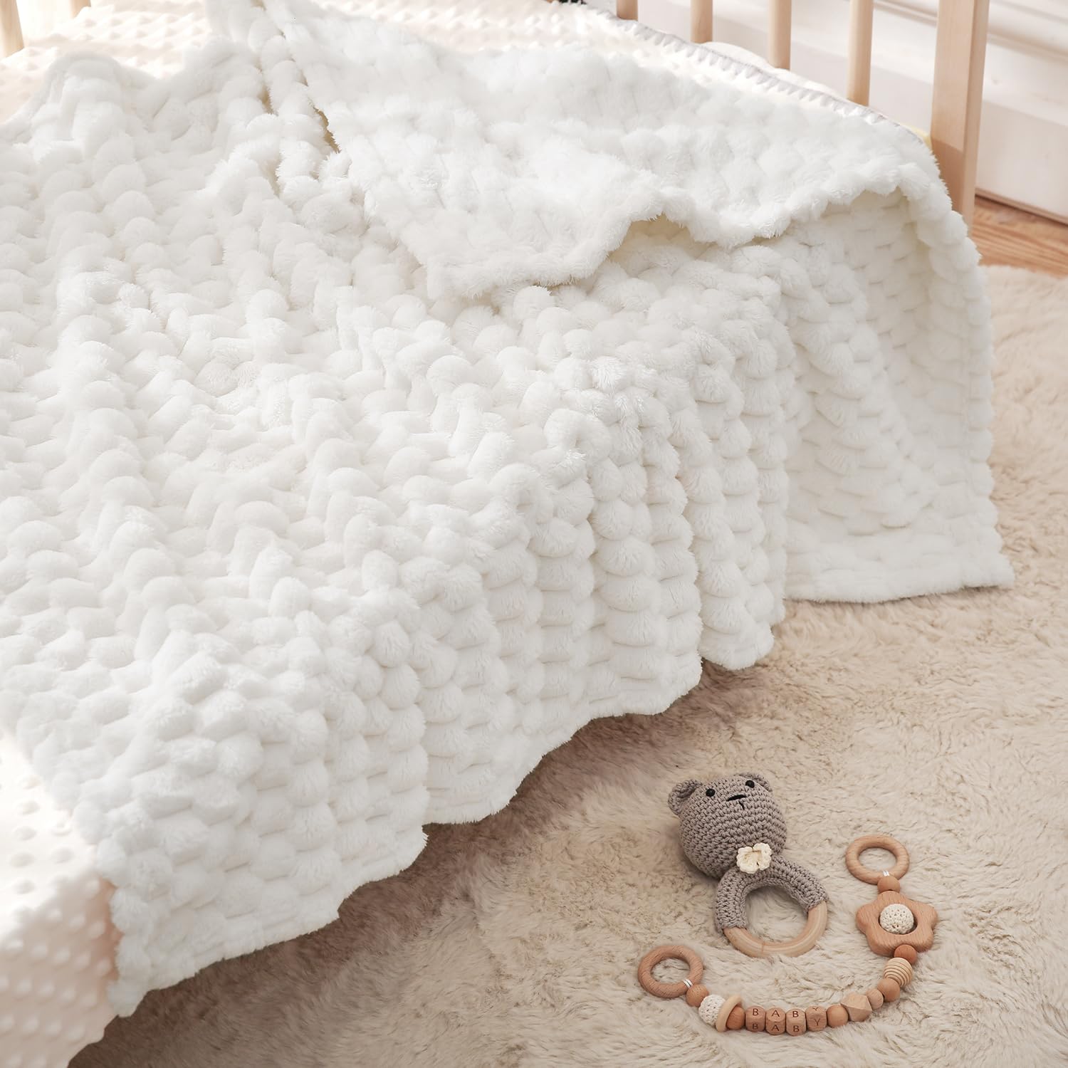 HOMRITAR machine washable blanket resists fading for everyday comfort.