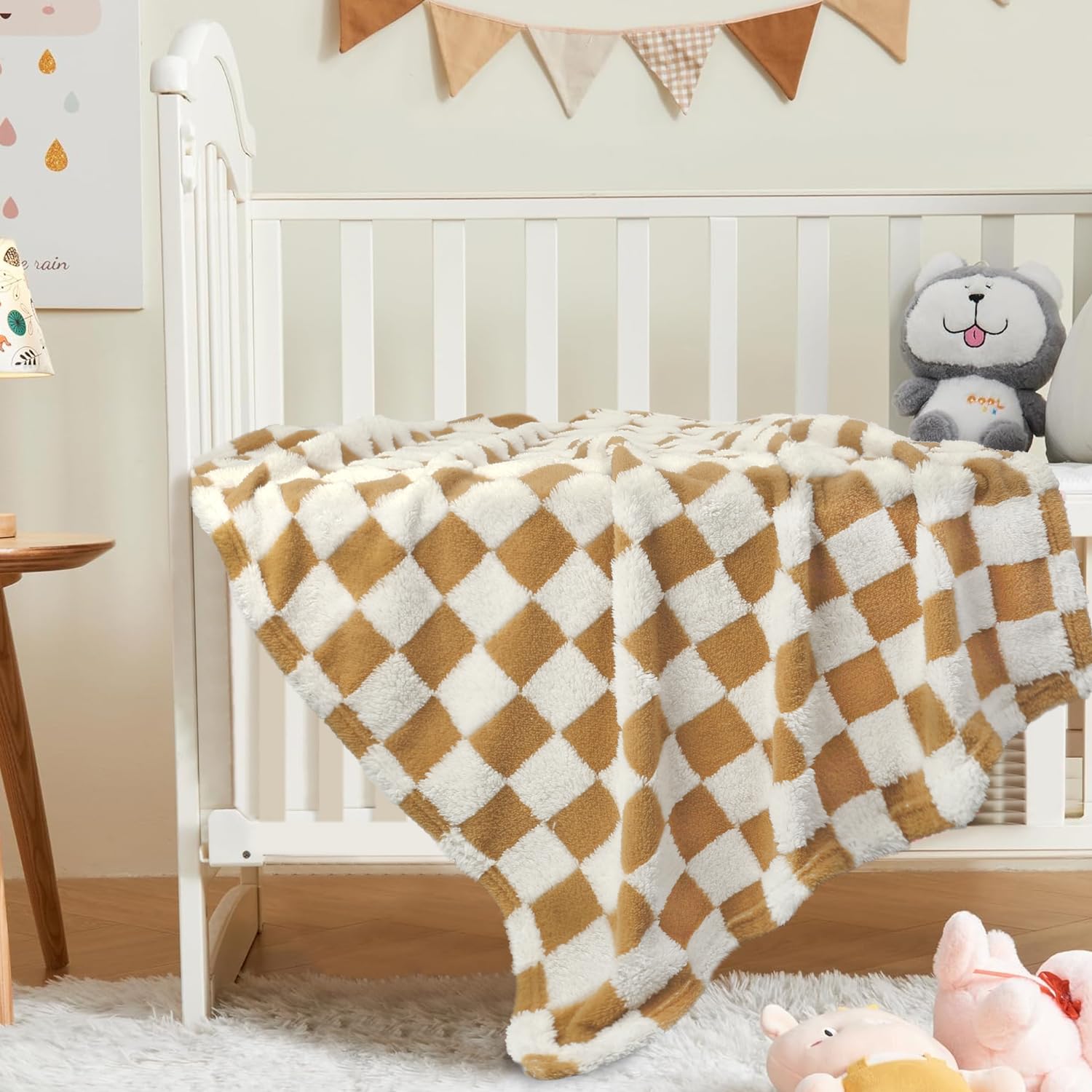 HOMRITAR reversible checkerboard blanket offers warm comfort day and night