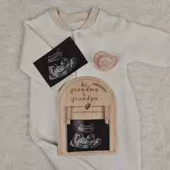 HONOCOOLS pregnancy reveal frame in stylish packaging ready for gifting.