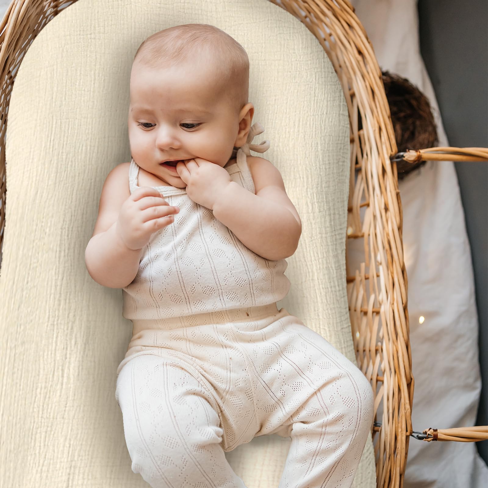 Hooyax muslin baby lounger cover wheat on a standard lounger.