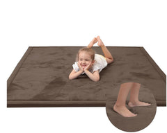 Huloo Sleep baby play mat 50x50 on the floor creates a safe, cushioned play area.