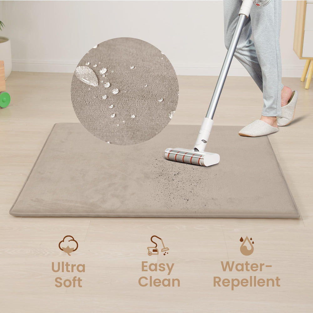 Huloo Sleep easy-clean spills on coral velvet surface for quick wipe