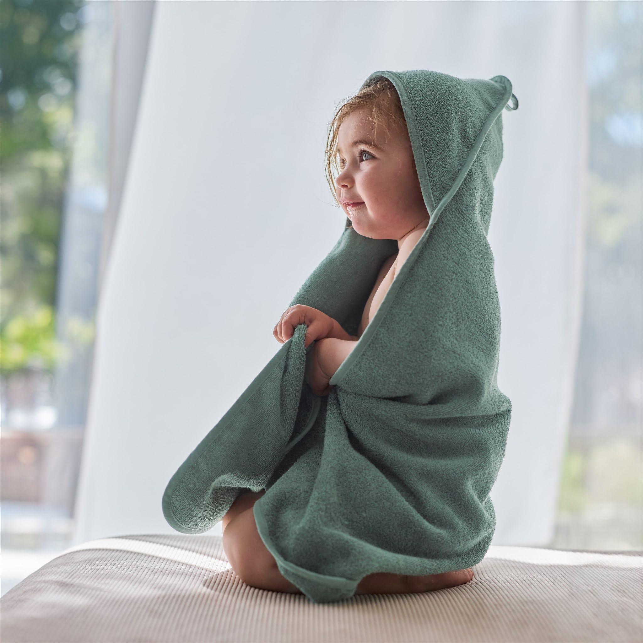 Huxie towel with absorbent fabric that dries quickly after splashes.