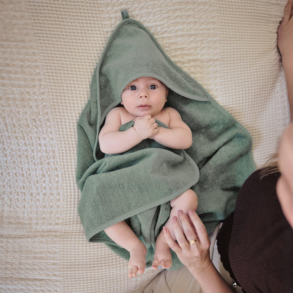Huxie organic cotton close-up shows soft fibers ideal for sensitive baby skin.