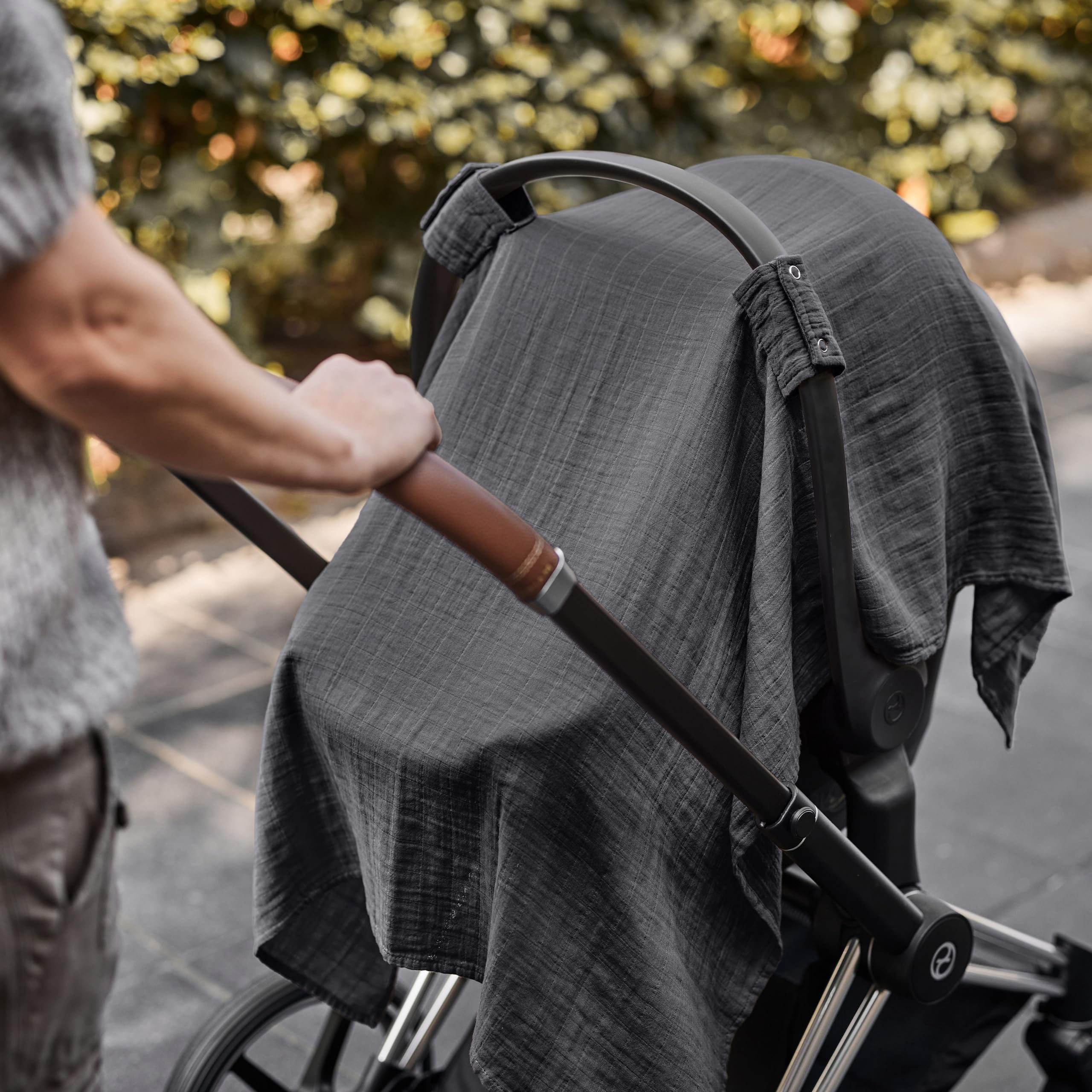 Huxie canopy shields wind and dust during outdoor trips