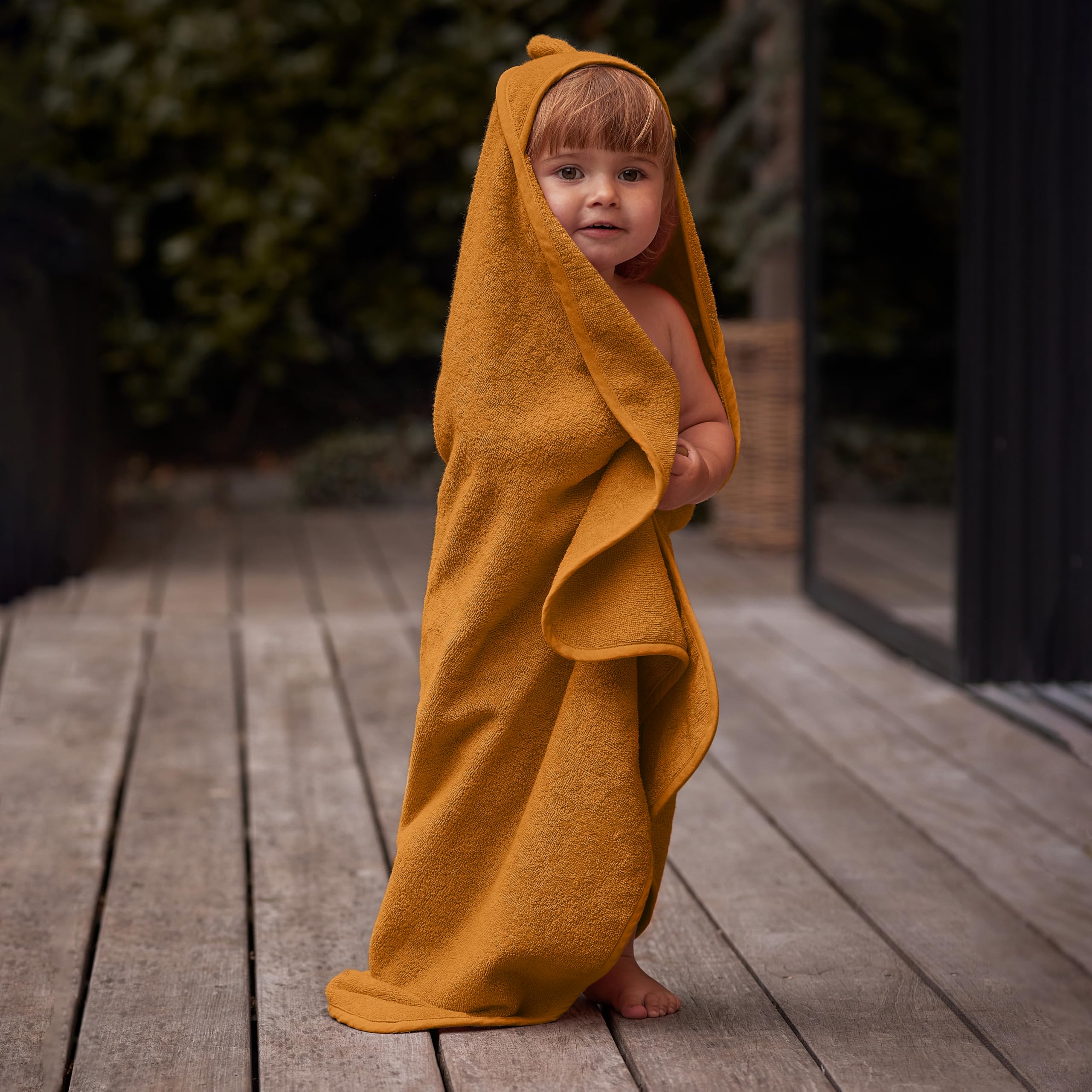 Huxie care-friendly fabric stays plush after many washes.