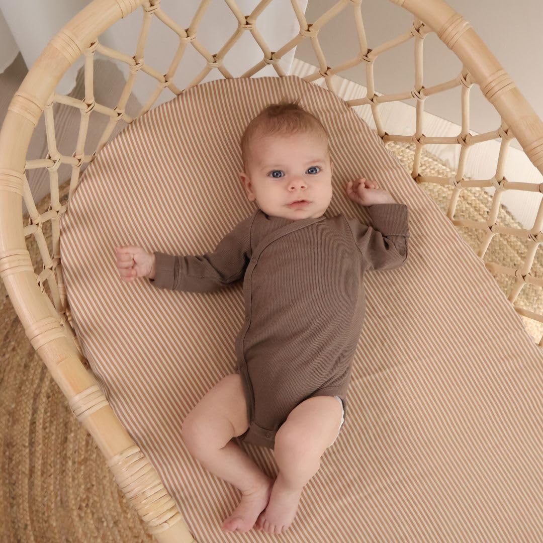 Huxie deep pockets and elastic edge provide a snug fit on standard cribs