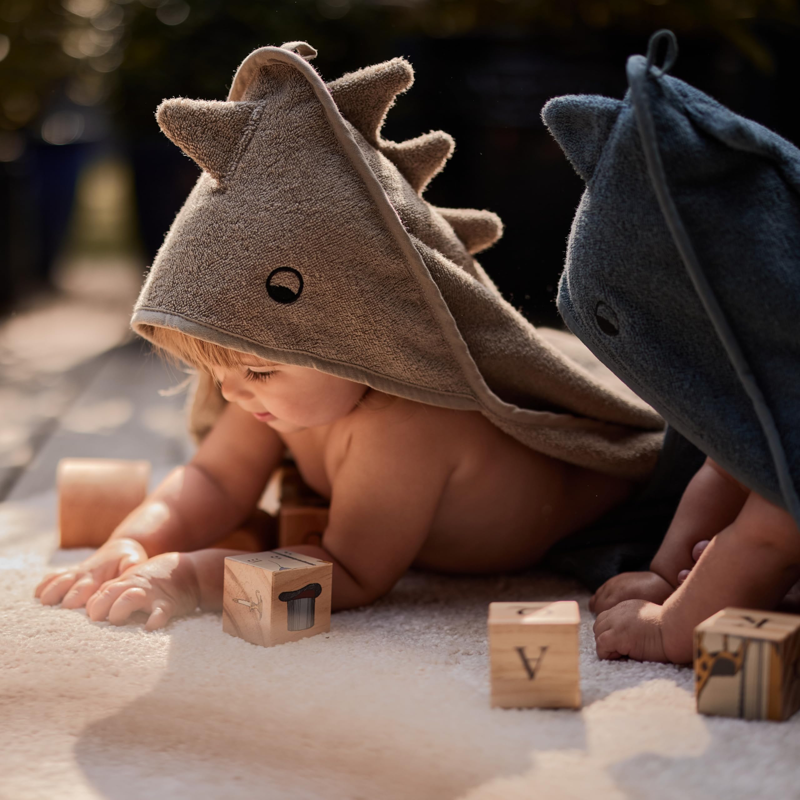 Huxie Dino Tradewinds hooded towel absorbent fibers close-up, quick drying