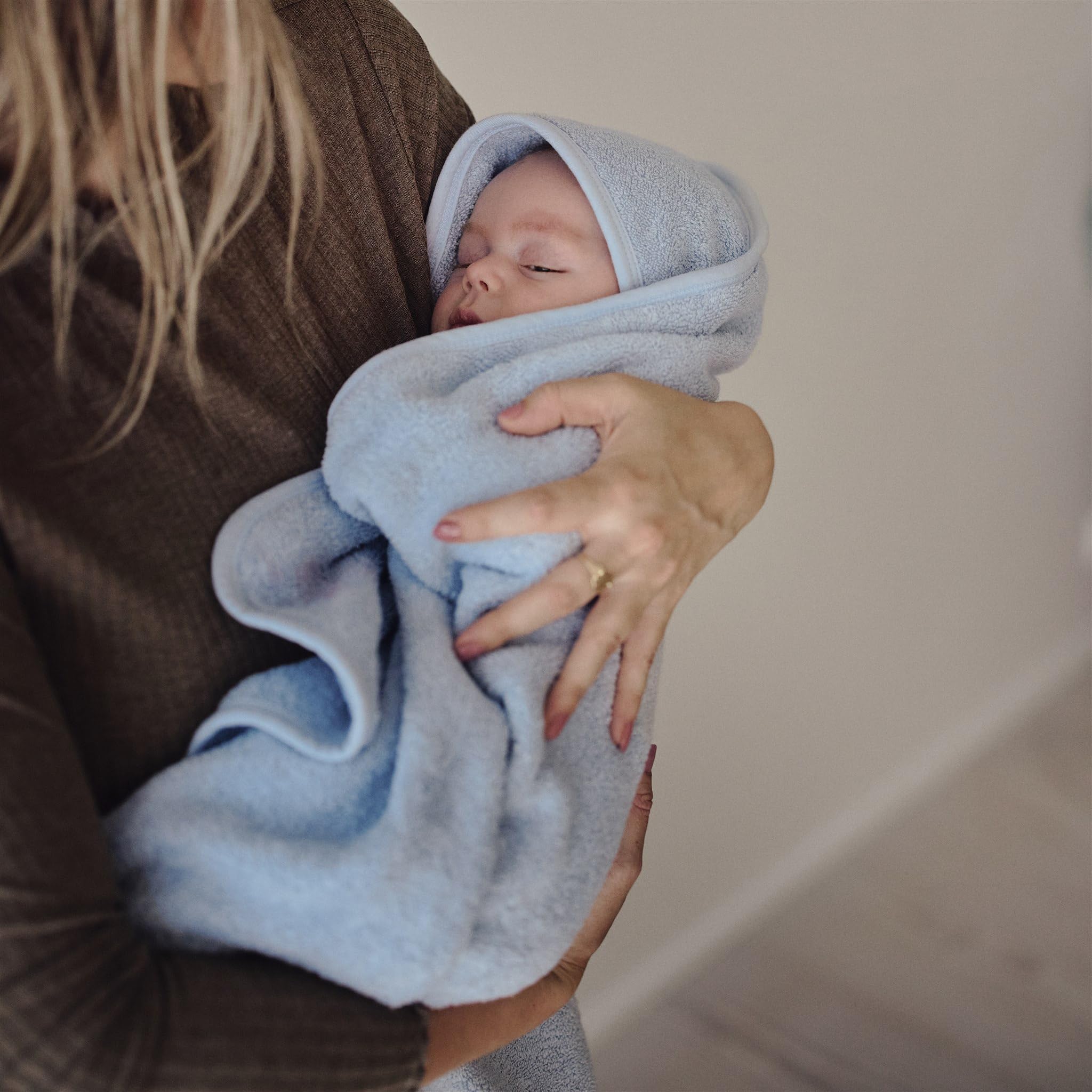 Huxie 32-inch towel size tag demonstrates growing with baby