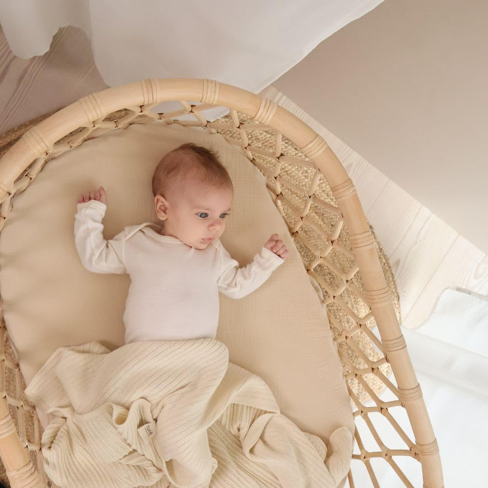 Huxie knitted baby blanket soft white scene suited for newborn photos.