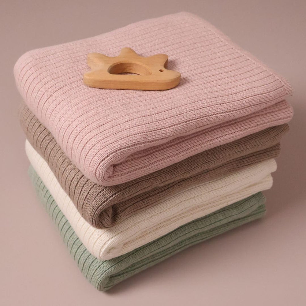 Huxie knitted baby blanket two-pack display emphasizes versatile gifting.