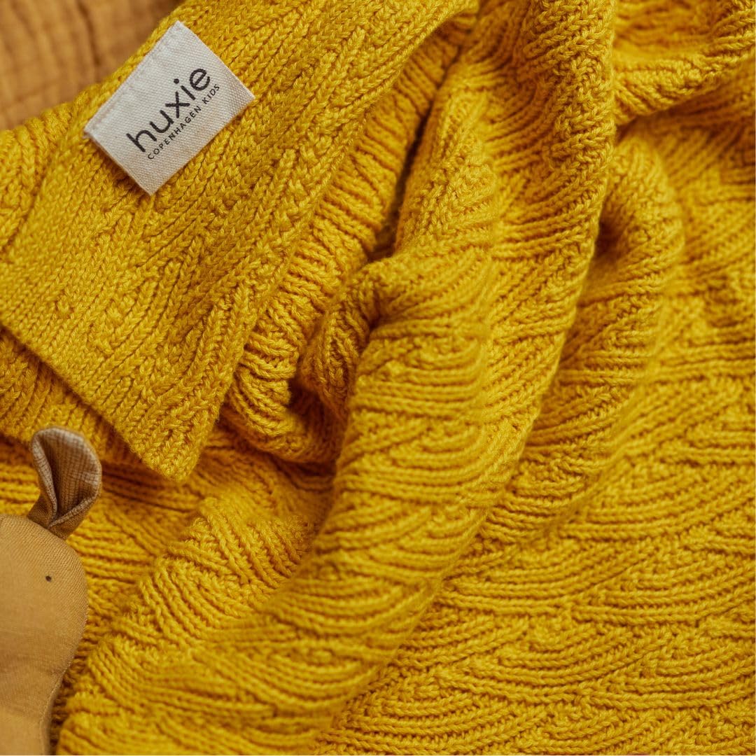 Huxie Waves-Yellow blanket care icon suggests gentle wash and tumble dry.
