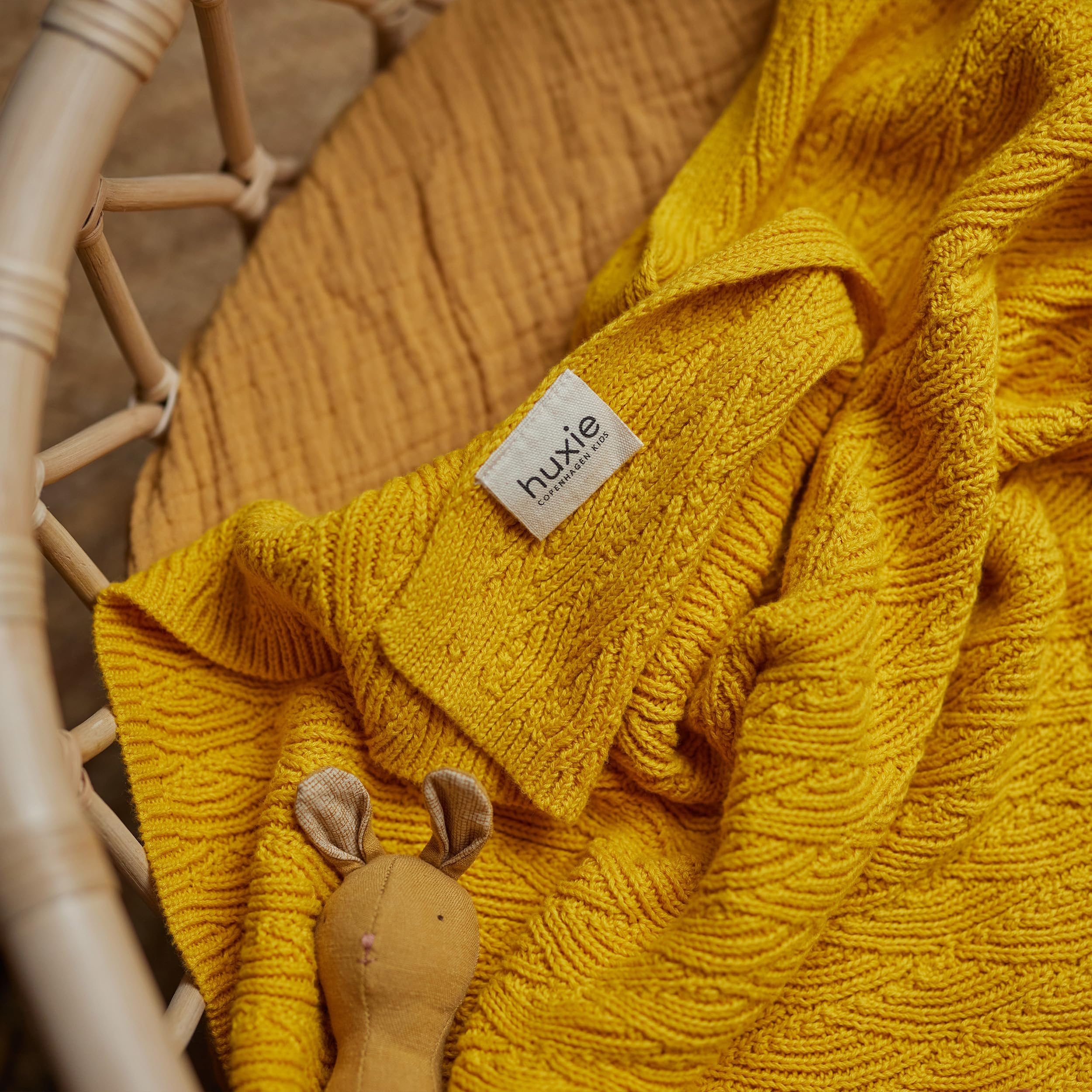 Huxie Waves-Yellow blanket in crib, cozy and breathable for rest.